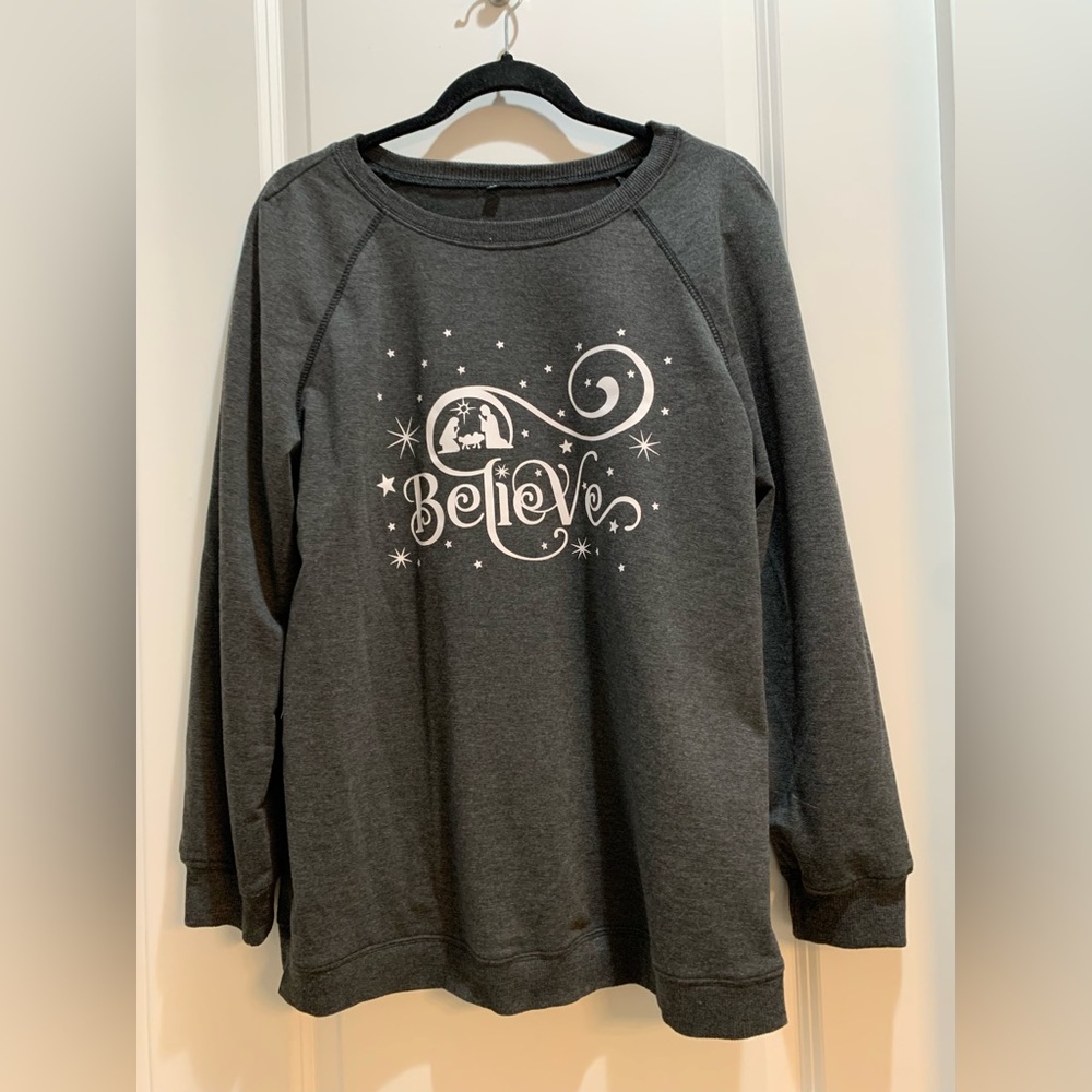 Gray Sweatshirt Women’s Crew Neck Long Sleeve XL Armpit To Armpit 21”
